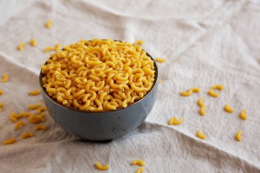 Bir kase Kuru Organik Makarna Elbow Pasta, Pişirilmeye Hazır. Boşluğu kopyala.