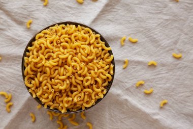 Bir kase Kuru Organik Makarna Elbow Pasta, Pişirilmeye Hazır. Yukarıdan, yukarıdan, yukarıdan.