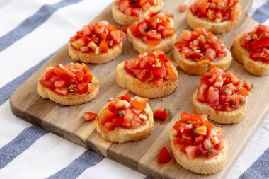 Tahta tahtada taze fesleğen ve sulu domatesli ev yapımı italyan hindi aperatifi.. 