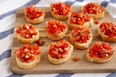 Tahta tahtada taze fesleğen ve sulu domatesli ev yapımı italyan hindi aperatifi.. 