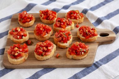 Tahta tahtada taze fesleğen ve sulu domatesli ev yapımı italyan hindi aperatifi.. 