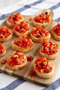 Tahta tahtada taze fesleğen ve sulu domatesli ev yapımı italyan hindi aperatifi.. 