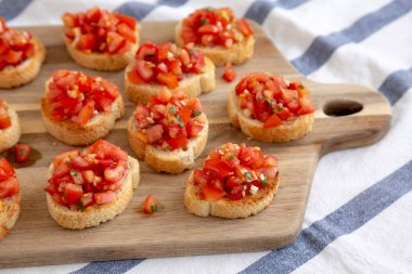 Tahta tahtada taze fesleğen ve sulu domatesli ev yapımı italyan hindi aperatifi.. 