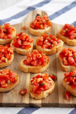 Tahta tahtada taze fesleğen ve sulu domatesli ev yapımı italyan hindi aperatifi.. 