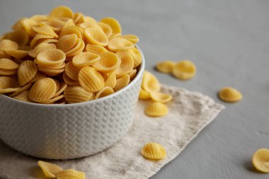 Kuru, pişmemiş makarna kasede, yan görüş. Boşluğu kopyala.