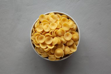 Kuru, pişmemiş Makarna Bir kâsede, üst manzara. Dümdüz, tepeden, yukarıdan. 