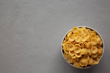 Kuru, pişmemiş Makarna Bir kâsede, üst manzara. Dümdüz, tepeden, yukarıdan. Boşluğu kopyala.