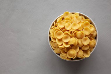 Kuru, pişmemiş Makarna Bir kâsede, üst manzara. Dümdüz, tepeden, yukarıdan. Boşluğu kopyala.