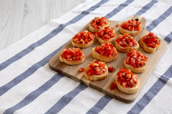意大利自制开胃菜与新鲜罗勒和多汁番茄在木板上 复制空间 — 图库照片