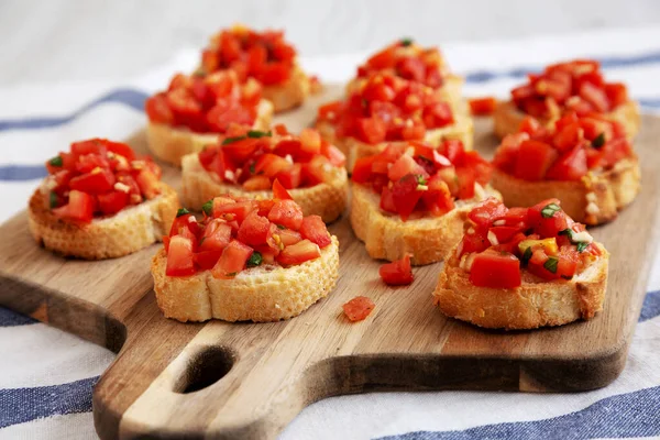 意大利自制开胃菜与新鲜罗勒和多汁番茄在木板上 后续行动 — 图库照片