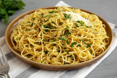 Tabakta ev yapımı İtalyan spagettisi Aglio ve Olio, yan manzara. Yakın plan..