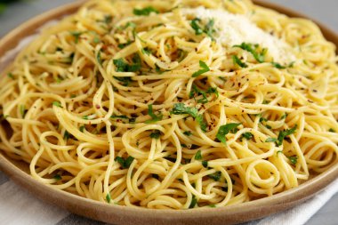 Tabakta ev yapımı İtalyan spagettisi Aglio ve Olio, yan manzara. Yakın plan..