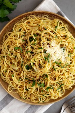 Tabakta ev yapımı İtalyan spagettisi Aglio ve Olio, en iyi manzara. Dümdüz, tepeden, yukarıdan.