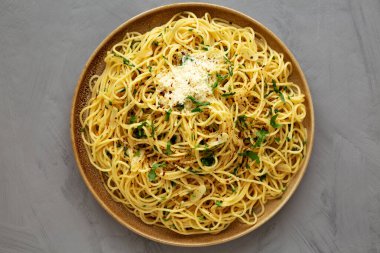 Tabakta ev yapımı İtalyan spagettisi Aglio ve Olio, en iyi manzara. Dümdüz, tepeden, yukarıdan.