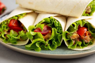 Ev yapımı Avokado Ton Balığı Kabı, düşük açılı. Yakın plan..