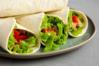 Ev yapımı Avokado Ton Balığı Kabı, düşük açılı. Yakın plan..