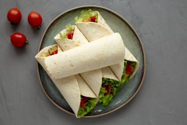 Tabakta ev yapımı Avokado Ton Balığı Paketleri, üst manzara. Dümdüz, tepeden, yukarıdan. 