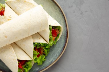 Tabakta ev yapımı Avokado Ton Balığı Paketleri, üst manzara. Dümdüz, tepeden, yukarıdan. Boşluğu kopyala.