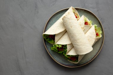 Tabakta ev yapımı Avokado Ton Balığı Paketleri, üst manzara. Dümdüz, tepeden, yukarıdan. Boşluğu kopyala.