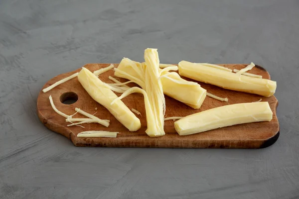 Organic String Cheese Sur Une Planche Bois Rustique Sur Fond — Photo