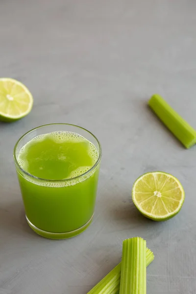 Osvěžující Organická Celerová Šťáva Citrónem Skle Boční Pohled Kopírovat Prostor — Stock fotografie