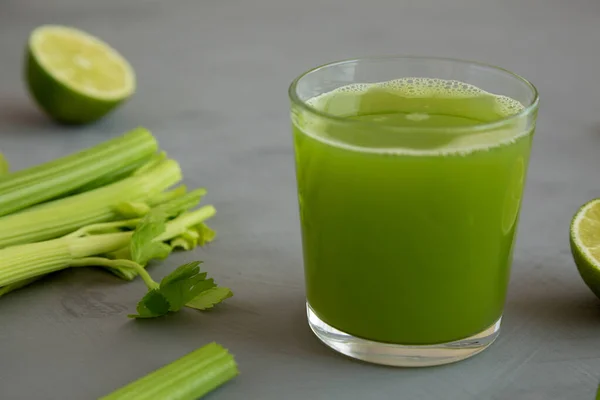 Osvěžující Organická Celerová Šťáva Citrónem Skle Boční Pohled — Stock fotografie