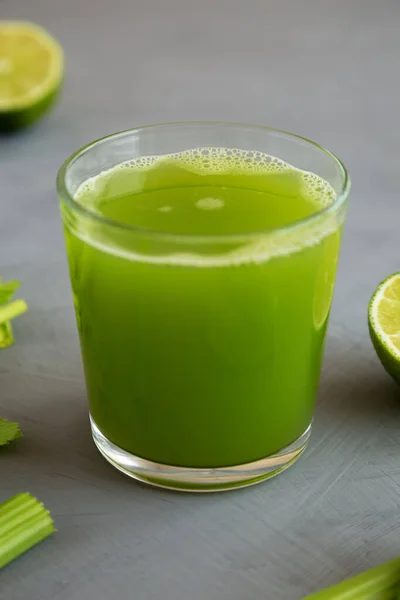 Osvěžující Organická Celerová Šťáva Citrónem Skle Boční Pohled — Stock fotografie
