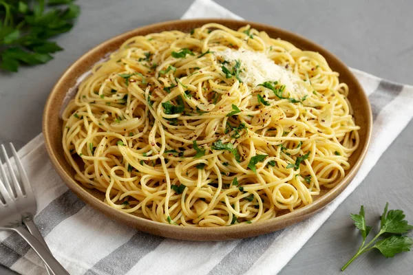 Espaguete Italiano Caseiro Aglio Olio Uma Placa Vista Lateral — Fotografia de Stock