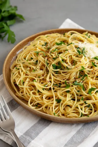 Homemade Italian Spaghetti Aglio Olio Plate Side View — Stock Photo, Image