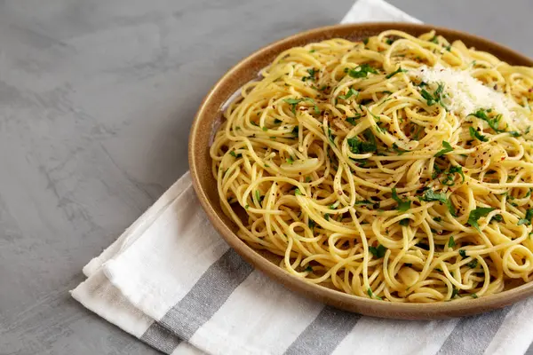 Domácí Italské Špagety Aglio Olio Talíři Boční Pohled Kopírovat Prostor — Stock fotografie