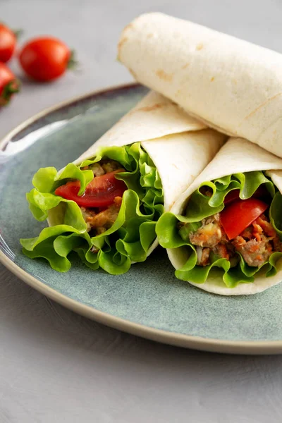 Homemade Avocado Tuna Wraps Plate Side View 클로즈업 — 스톡 사진