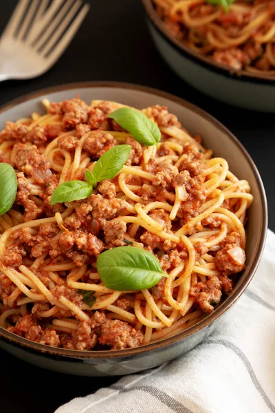 Domowej Roboty Pomidorowa Kiełbasa Bazylia Spaghetti Misce Czarnym Tle Niski — Zdjęcie stockowe