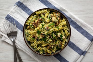 Ev yapımı Ispanaklı Alfredo Rotini Makarnası. Dümdüz, tepeden, yukarıdan.