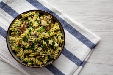 Ev yapımı Ispanaklı Alfredo Rotini Makarnası. Dümdüz, tepeden, yukarıdan. Boşluğu kopyala.