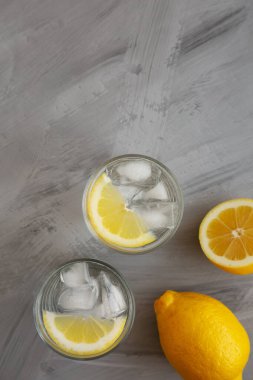 Gözlüklü Lemon ile Soğuk Su, gri arka planda, üst manzara. Dümdüz, tepeden, yukarıdan. Metin için boşluk.
