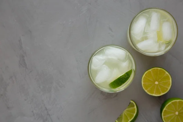 Zelfgemaakte Cold Refreshing Iced Limeade Een Glas Bovenaanzicht Platte Vloer — Stockfoto