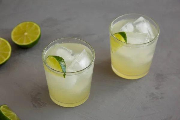 Homemade Cold Refreshing Iced Limeade Glass Side View — 스톡 사진