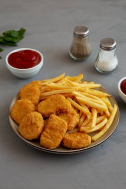 Ev yapımı tavuk nugget ve ketçaplı patates kızartması..