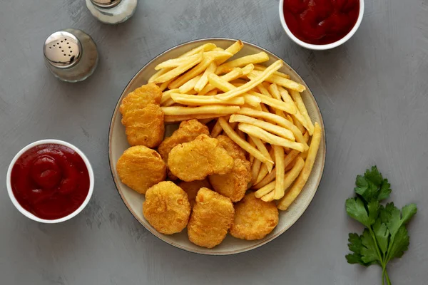 Hausgemachte Chicken Nuggets Und Pommes Mit Ketchup Auf Grauem Hintergrund — Stockfoto