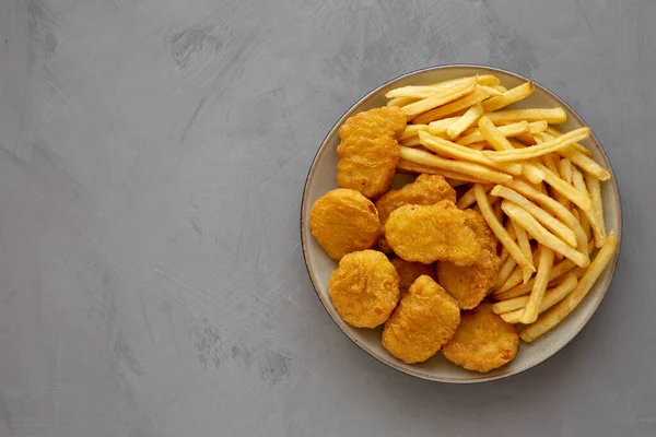 Hausgemachte Chicken Nuggets Und Pommes Mit Ketchup Auf Grauem Hintergrund — Stockfoto