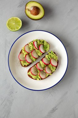 Tabakta tuzlu ve biberli ev yapımı turplu tost. Yakın plan..