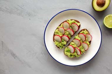 Tabakta tuzlu ve biberli ev yapımı Turp Avokado tostu.. 