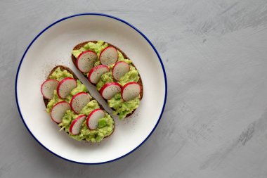 Tabakta tuzlu ve biberli ev yapımı turplu tost. Boşluğu kopyala.