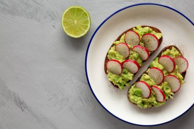 Tabakta tuzlu ve biberli ev yapımı turplu tost. Boşluğu kopyala.