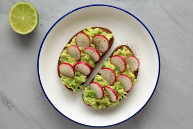 Tabakta tuzlu ve biberli ev yapımı turplu tost. Dümdüz, tepeden, yukarıdan.