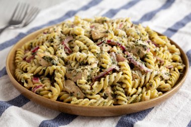 Tabakta ev yapımı kremalı ve tereyağlı tavuklu makarna. Yakın plan..