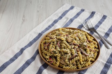 Tabakta ev yapımı kremalı ve tereyağlı tavuklu makarna. Boşluğu kopyala.