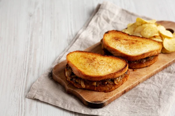 Sandwich Francese Fatto Casa Con Cipolla Caramellata Formaggio Gruyure Una — Foto Stock