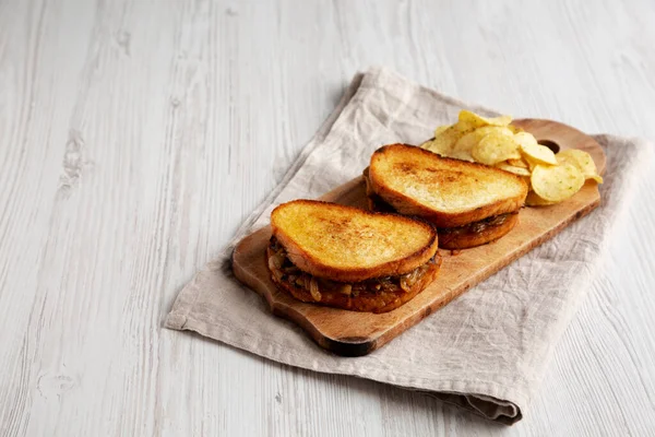 Karamelize Edilmiş Soğan Rendelenmiş Peynirli Yapımı Fransız Eritilmiş Sandviçi Boşluğu — Stok fotoğraf