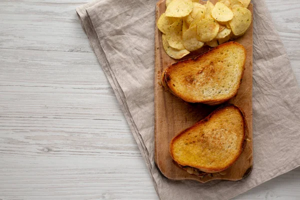 Σπιτικό Γαλλικό Σάντουιτς Καραμελωμένο Κρεμμύδι Και Τυρί Gruyure Ρουστίκ Ξύλινη — Φωτογραφία Αρχείου